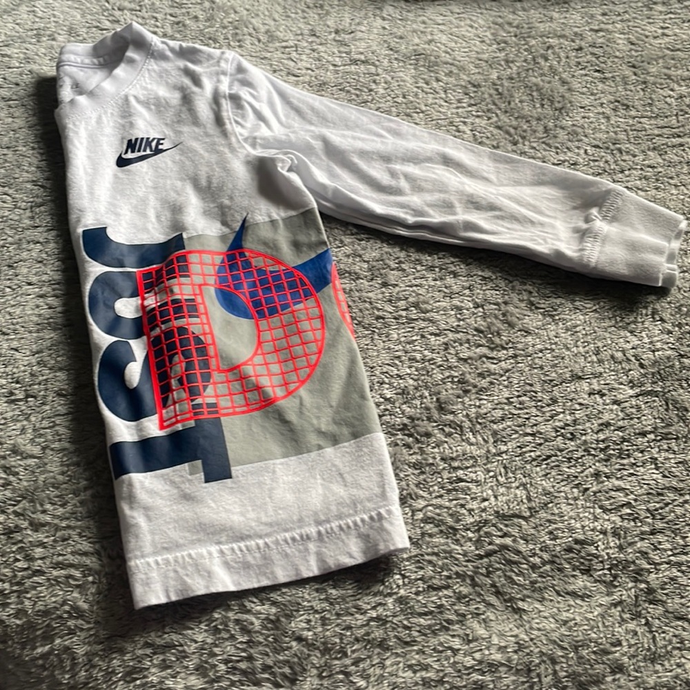 Boys small long sleeved Nike Tee